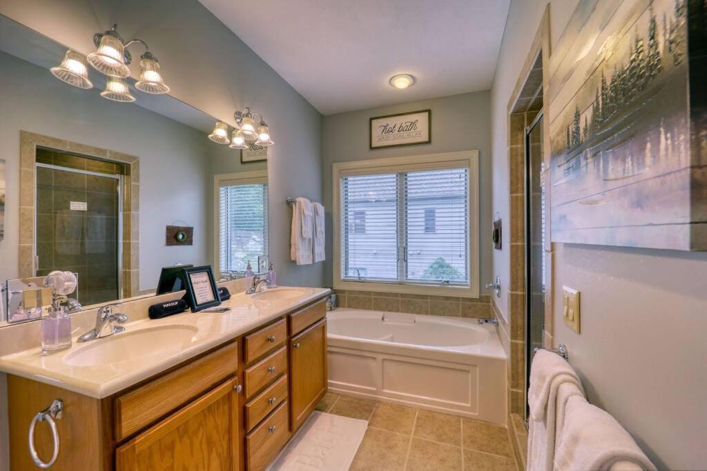 Bucket List Views Sugar Mountain Private Condo - 2Bed, 2Bath, Sleeps 6, Panoramic Views Of Mountains From Large Deck, Short Drive To Shopping, Restaurants, Cafes & Banner Elk Town Bagian luar foto